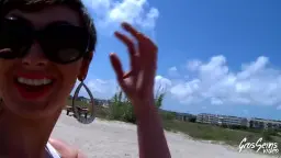 Heißer Outdoor-Sex am Strand – geile Brünette wird von hinten gefickt