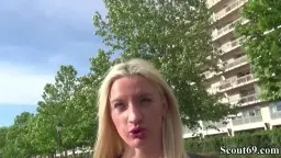 Blonde Teeny mit langen Haaren vor Hochhaus angesprochen