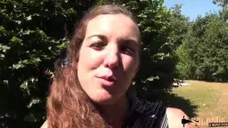 Brünette MILF Outdoor Gangbang – Heißer Gruppensex im Park