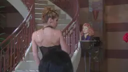 Brünette mit aufgestecktem Haar auf Holztreppe, Rückenansicht