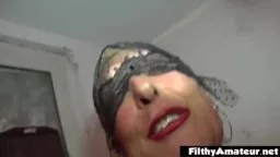 Versaute Oma fickt mit jungem Pärchen