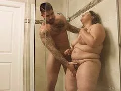 Fettes Luder in der Dusche gevögelt