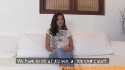 Brünette Frau mit Zeitschrift auf weißem Sofa