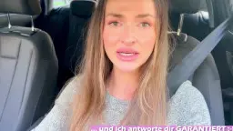 Sexy-Lexxy lächelt verführerisch angeschnallt im Auto