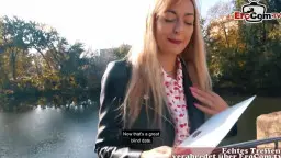 Blonde Frau mit Katzenohren und rotem Rock steht outdoor über einen harten Schwanz gebeugt