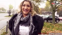 Mollige blonde Amateurin lächelt frech in die Kamera, Outdoor am Straßenrand