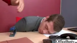Erschöpfter Geschäftsmann schläft mit dem Kopf auf dem Schreibtisch neben einem Locher